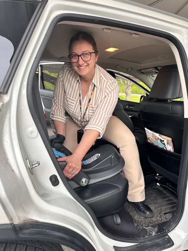 BPD-Car-Seats-Det-Krage-Installing-Seat